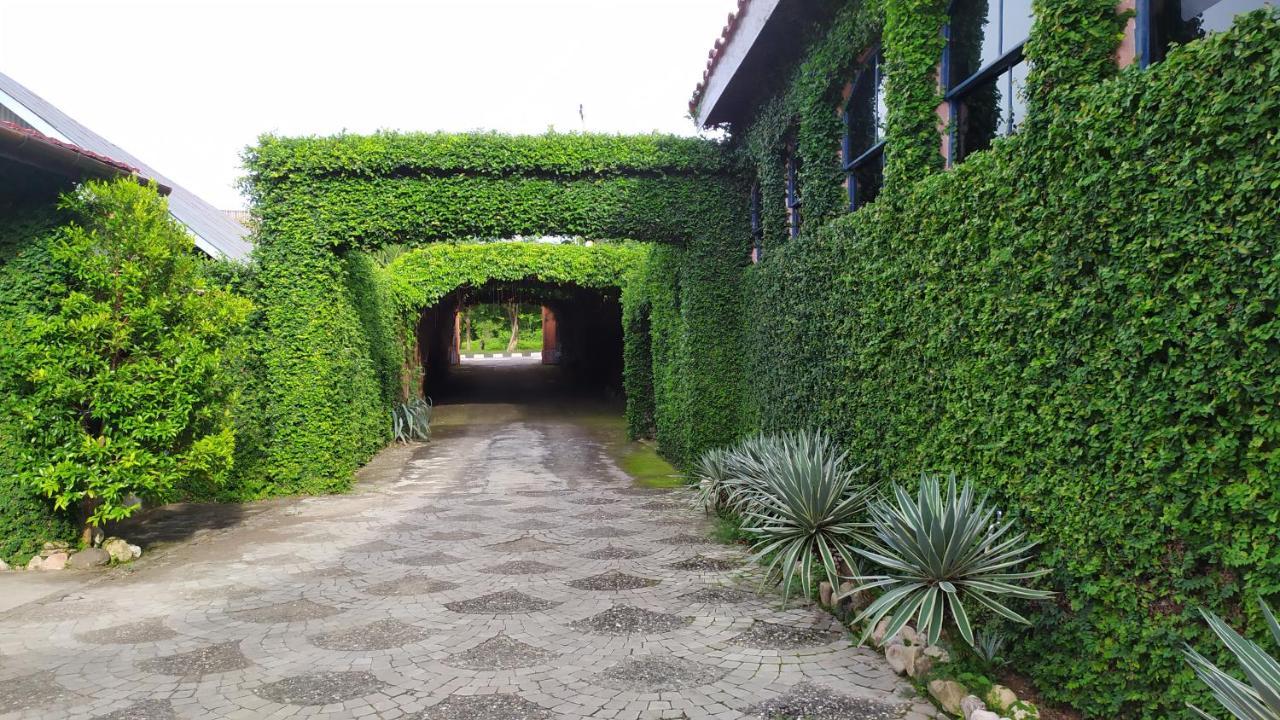 Hotel La Hasienda Kupang  Exterior foto